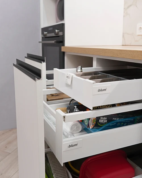 Белая кухня с выдвижными полками BLUM