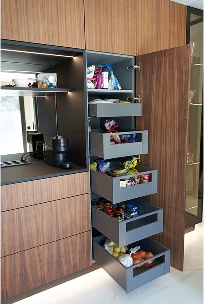 Системы хранения Blum с выдвижными ящиками для кладовой и хранения в кухнях под заказ в Аликанте